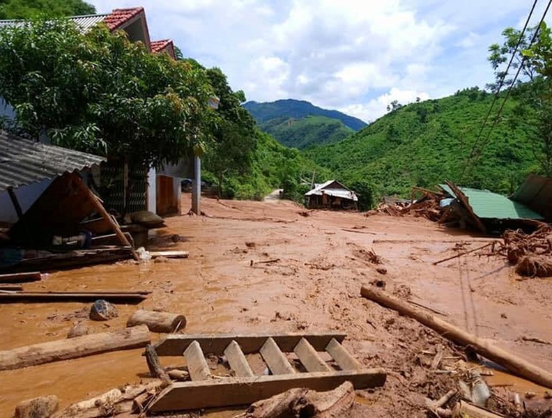 Công an dầm mình trong bùn lầy giúp người dân khắc phục hậu quả lũ lụt